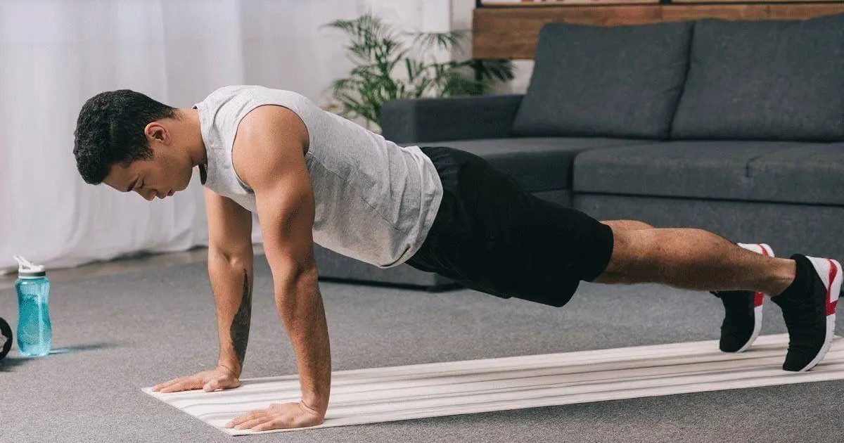 Chống đẩy giúp cơ tay săn chắc và rèn luyện sức chịu đựng