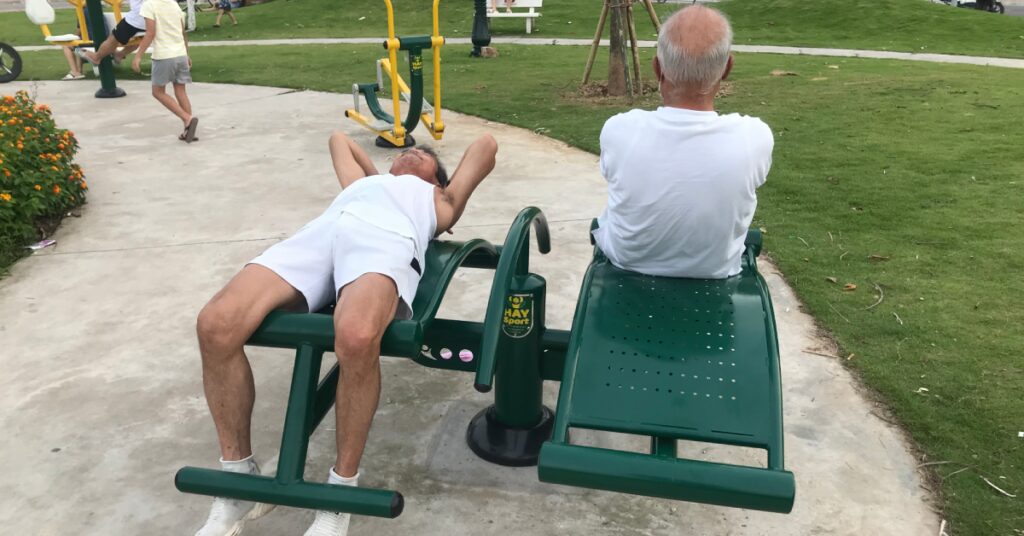 Bài tập với ghế lưng bụng ngoài trời khá dễ để thực hiện