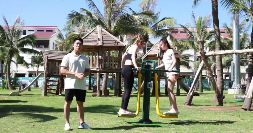 Bài tập cơ bản với thiết bị thể thao ngoài trời