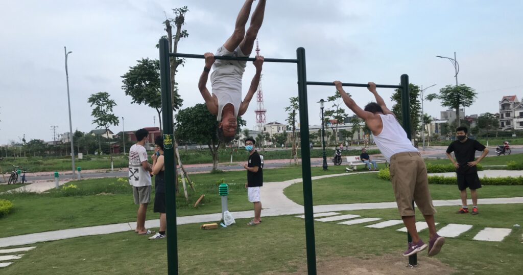 Tập luyện thể dục thể thao tại công viên với xà đơn giúp tăng cường cơ bắp