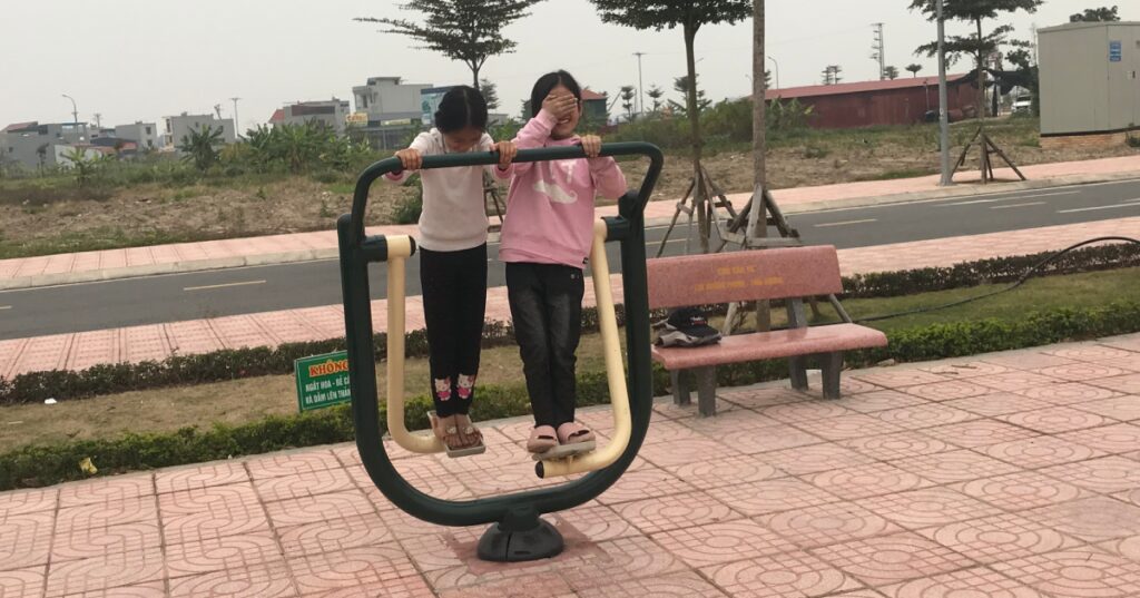 Máy đi bộ trên không - Bài tập thể thao đơn giản ở công viên giúp rèn luyện sức khỏe